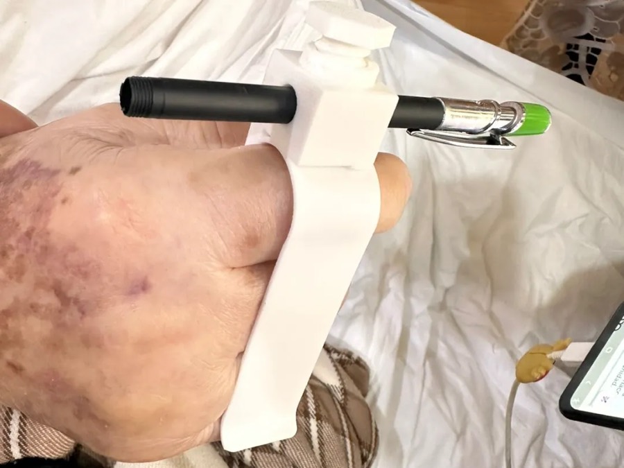 Adaptador blanco en la mano que sostiene un lápiz táctil