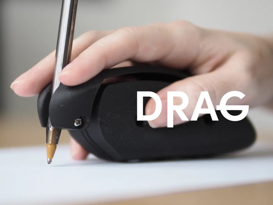Mano apoyada sobre el dispositivo DRAG, que sostiene un lápiz para escribir sin apretarlo