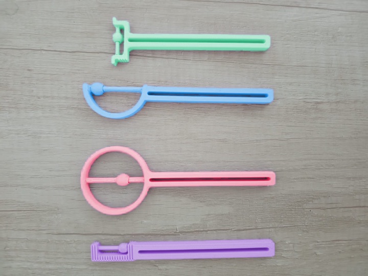 Set de cuatro ejercitadores linguales en colores menta, celeste, rosa y lila, con esfera deslizante