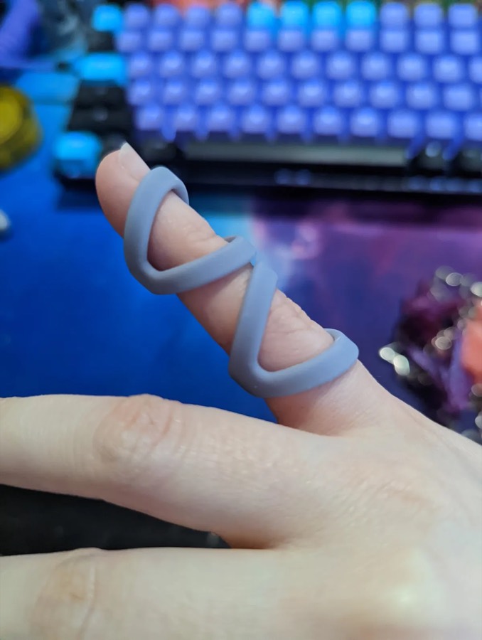 Férula tipo anillo lila puesta en un dedo