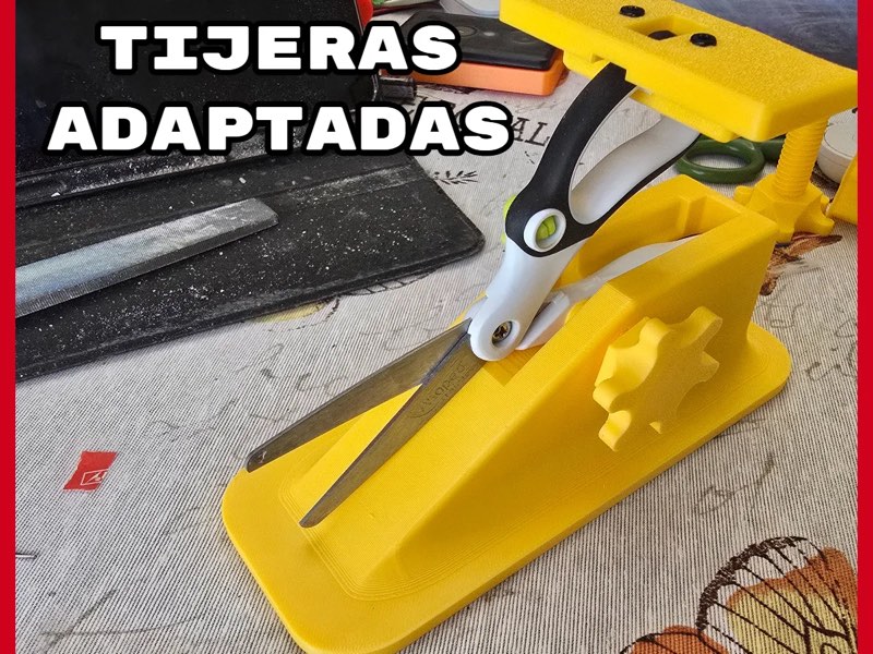 Soporte amarillo de mesa con tijeras montadas que se accionan con una palanca
