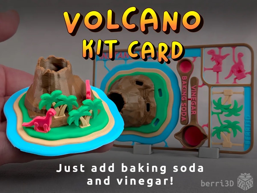 Mini volcán impreso en 3D sobre una isla con palmeras y dinosaurios, junto a su tarjeta de piezas
